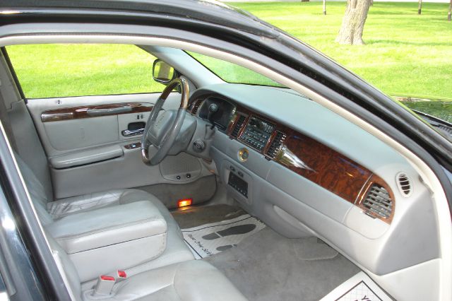 Lincoln Town Car 2000 photo 22