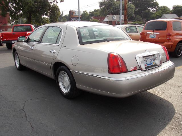 Lincoln Town Car DOWN 4.9 WAC Sedan