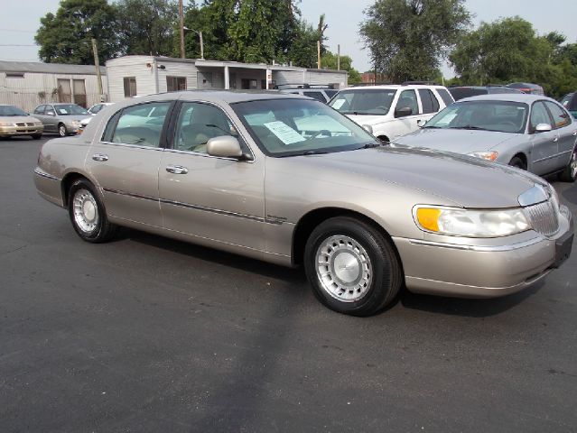 Lincoln Town Car 2000 photo 1