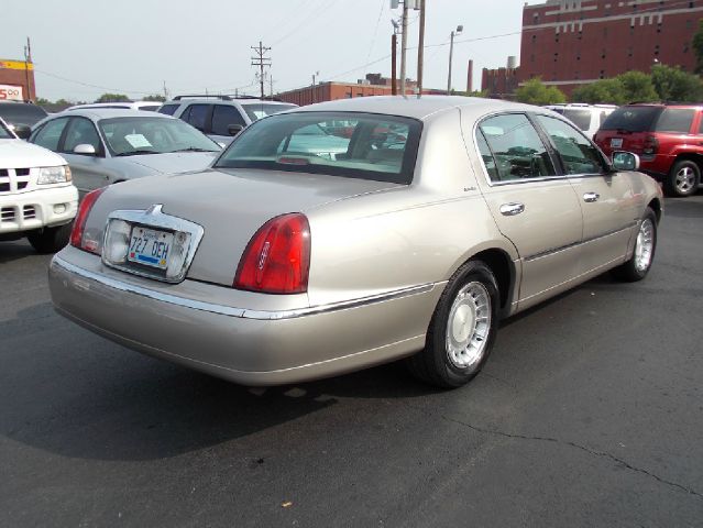 Lincoln Town Car 2000 photo 2