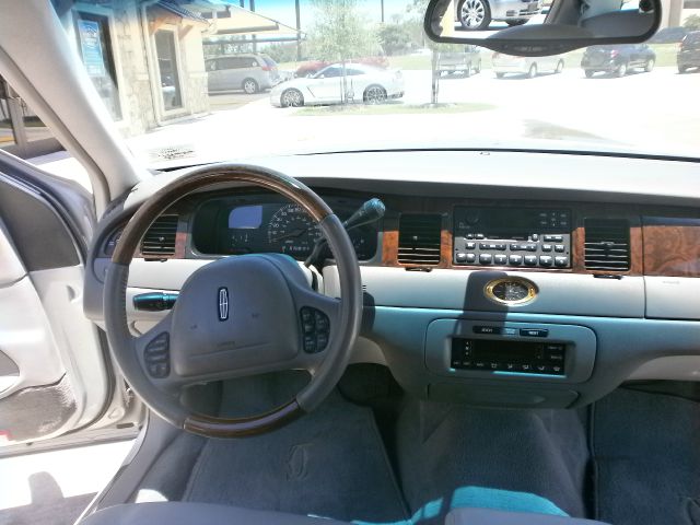 Lincoln Town Car 2000 photo 24