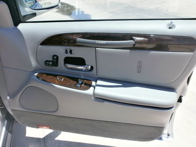 Lincoln Town Car 2000 photo 26