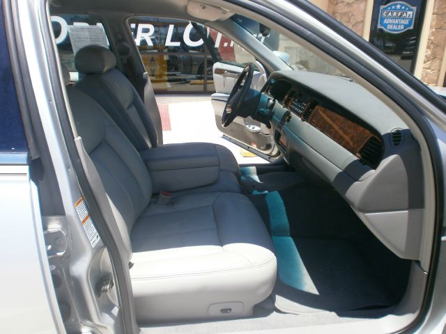 Lincoln Town Car 2000 photo 3