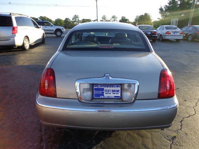 Lincoln Town Car 2000 photo 2