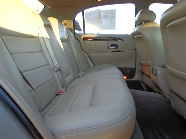 Lincoln Town Car 2000 photo 3