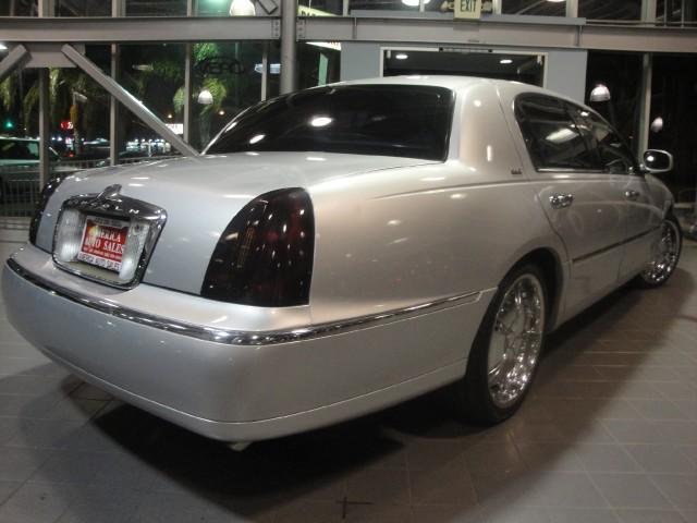 Lincoln Town Car 2000 photo 1