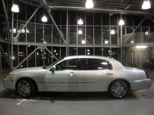 Lincoln Town Car 2000 photo 2