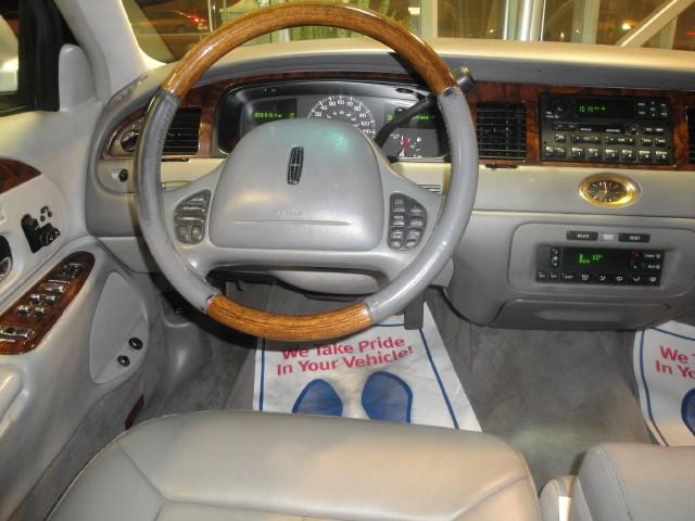 Lincoln Town Car 2000 photo 3