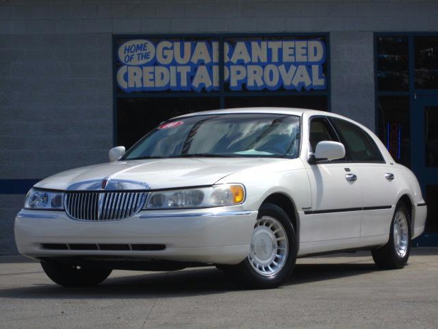 Lincoln Town Car 2000 photo 0