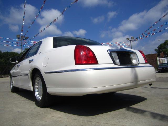 Lincoln Town Car 2000 photo 2