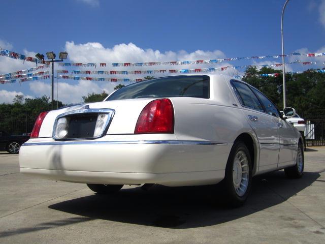 Lincoln Town Car 2000 photo 3