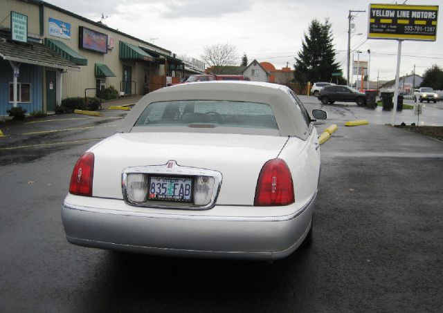 Lincoln Town Car 2000 photo 1