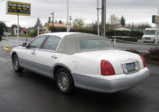 Lincoln Town Car 2000 photo 2