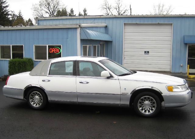 Lincoln Town Car 2000 photo 3