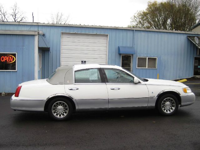 Lincoln Town Car 2000 photo 4