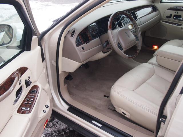 Lincoln Town Car 2000 photo 3