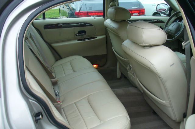 Lincoln Town Car 2000 photo 3