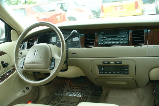 Lincoln Town Car 2000 photo 4