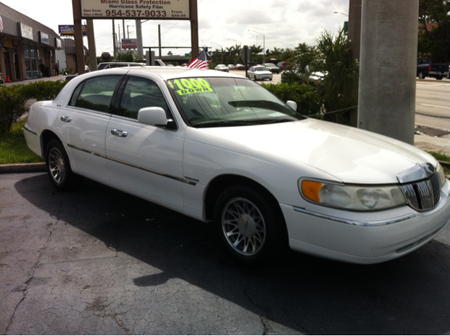 Lincoln Town Car 2000 photo 1