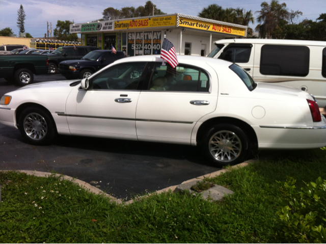 Lincoln Town Car 2000 photo 2