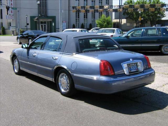 Lincoln Town Car 2000 photo 2