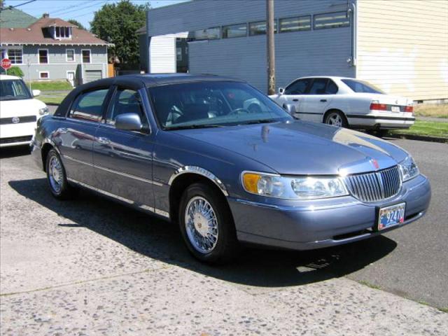 Lincoln Town Car 2000 photo 3