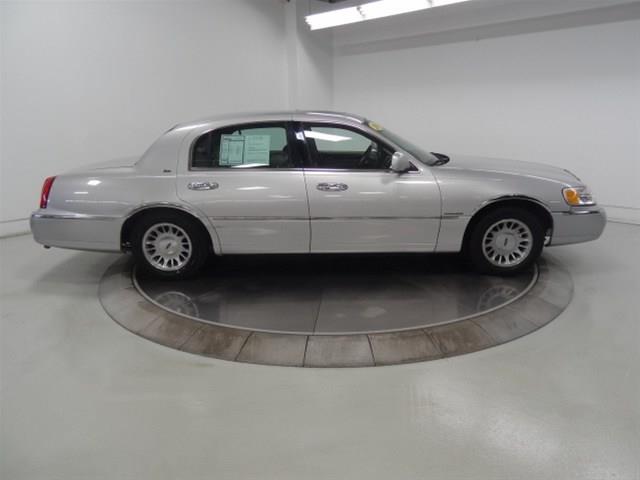 Lincoln Town Car 2000 photo 1