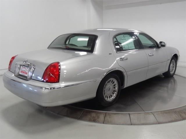 Lincoln Town Car 2000 photo 11