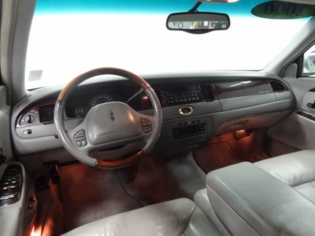 Lincoln Town Car 2000 photo 12