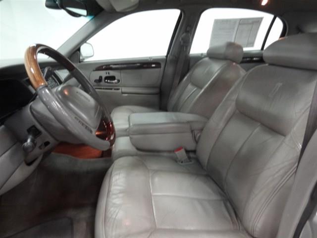 Lincoln Town Car 2000 photo 14