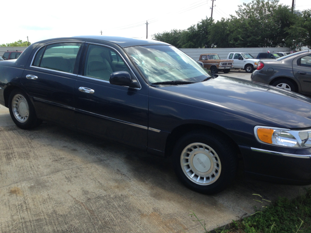 Lincoln Town Car 2000 photo 2