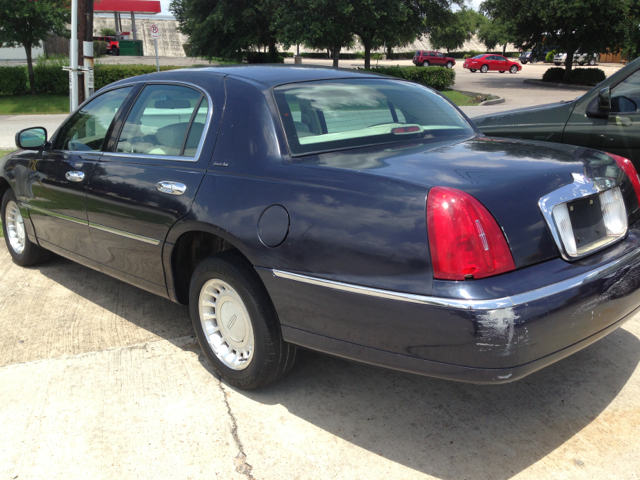 Lincoln Town Car 2000 photo 3