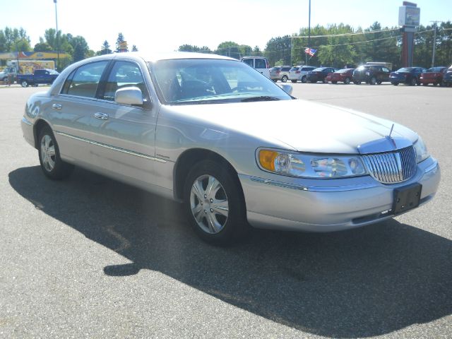 Lincoln Town Car 2000 photo 2