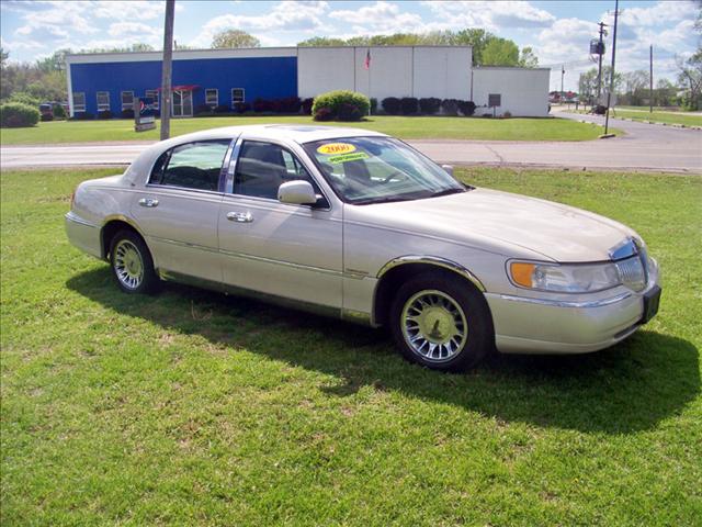 Lincoln Town Car 2000 photo 1