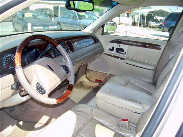 Lincoln Town Car 2000 photo 2