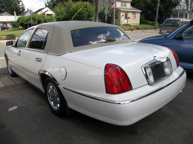 Lincoln Town Car 2000 photo 1