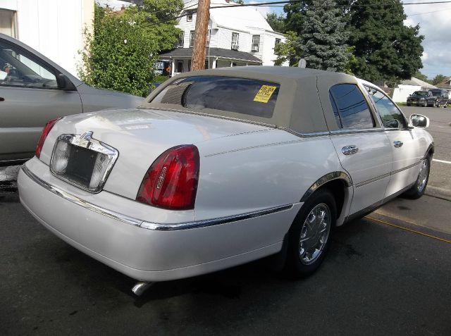 Lincoln Town Car 2000 photo 4