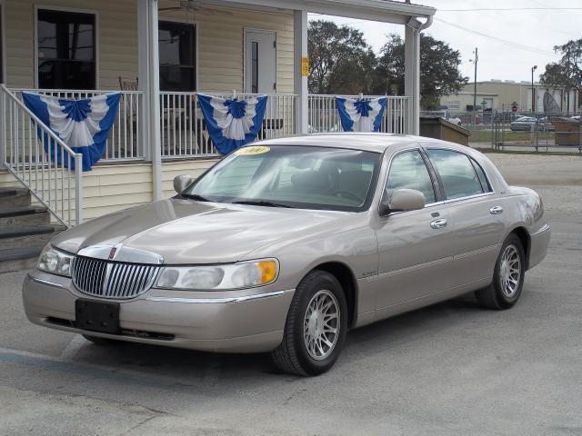 Lincoln Town Car DOWN 4.9 WAC Sedan