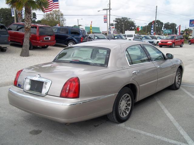 Lincoln Town Car 2000 photo 2