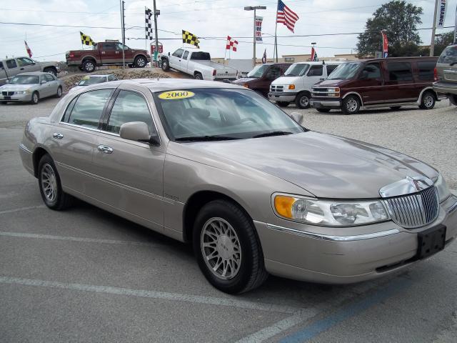 Lincoln Town Car 2000 photo 3