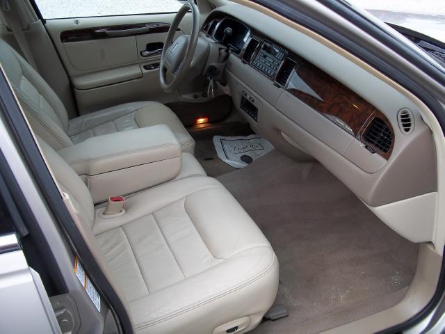 Lincoln Town Car 2000 photo 4