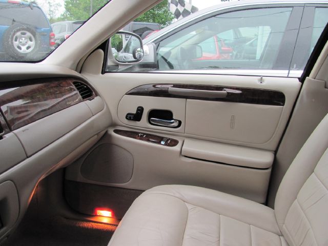 Lincoln Town Car 2000 photo 11