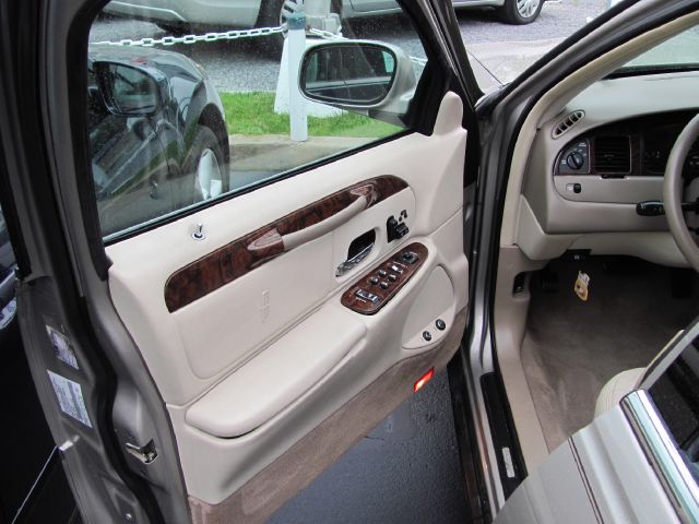 Lincoln Town Car 2000 photo 13