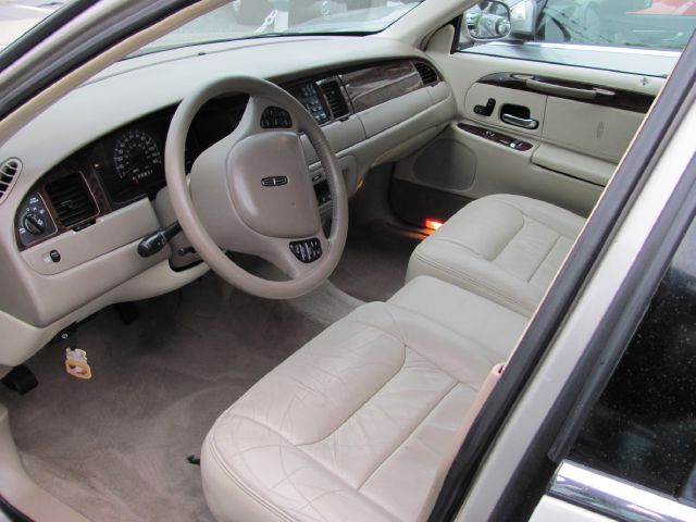 Lincoln Town Car 2000 photo 16