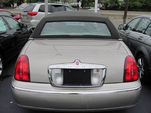 Lincoln Town Car 2000 photo 17