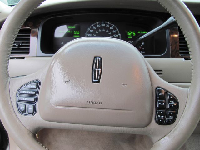 Lincoln Town Car 2000 photo 2