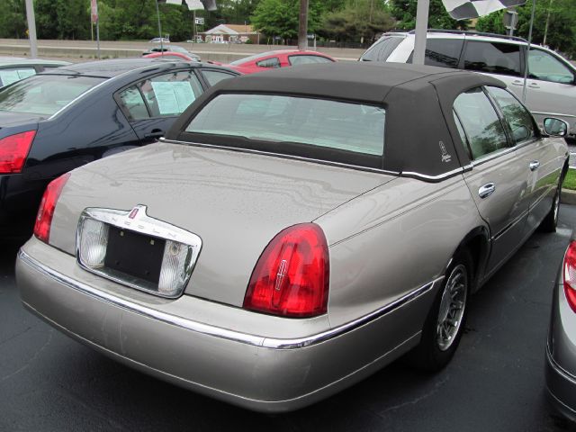 Lincoln Town Car 2000 photo 21