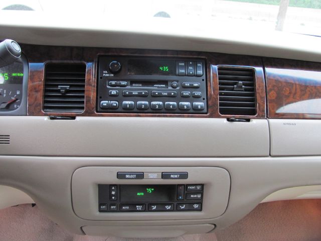 Lincoln Town Car 2000 photo 6