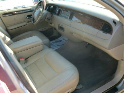 Lincoln Town Car 2001 photo 2