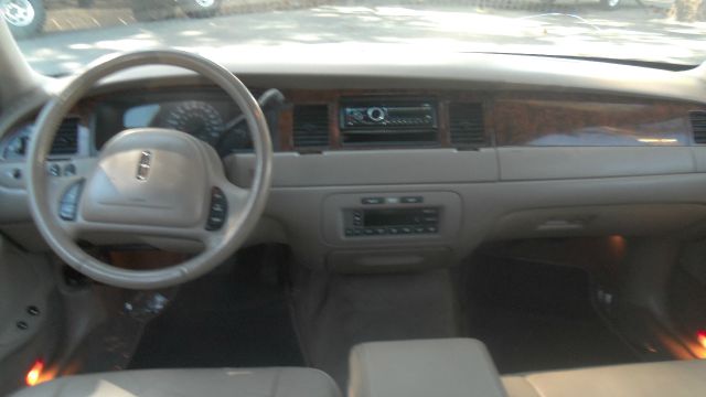 Lincoln Town Car 2001 photo 2